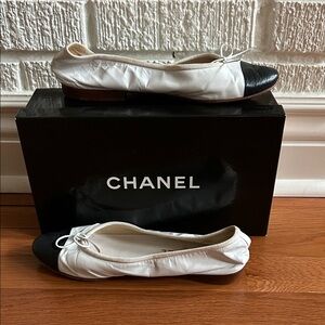 CHANEL authentic vintage Two-Tone Black and White cap toe leather ballet flats